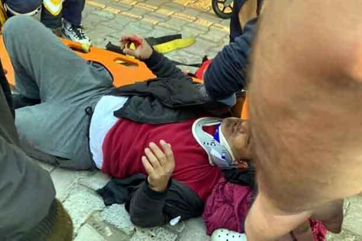 Avcılar'da Semt Pazarı Kavgası: Bıçaklı Saldırı ve Araç Sürükleme Olayı