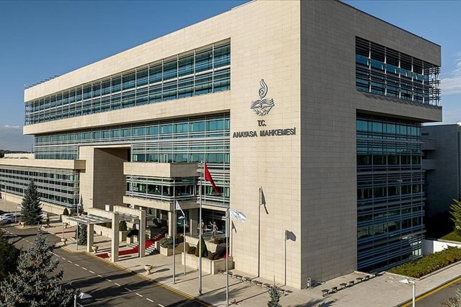 Sağlık Çalışanlarının Nöbet Ücretlerine Anayasa Engeli Kaldırıldı