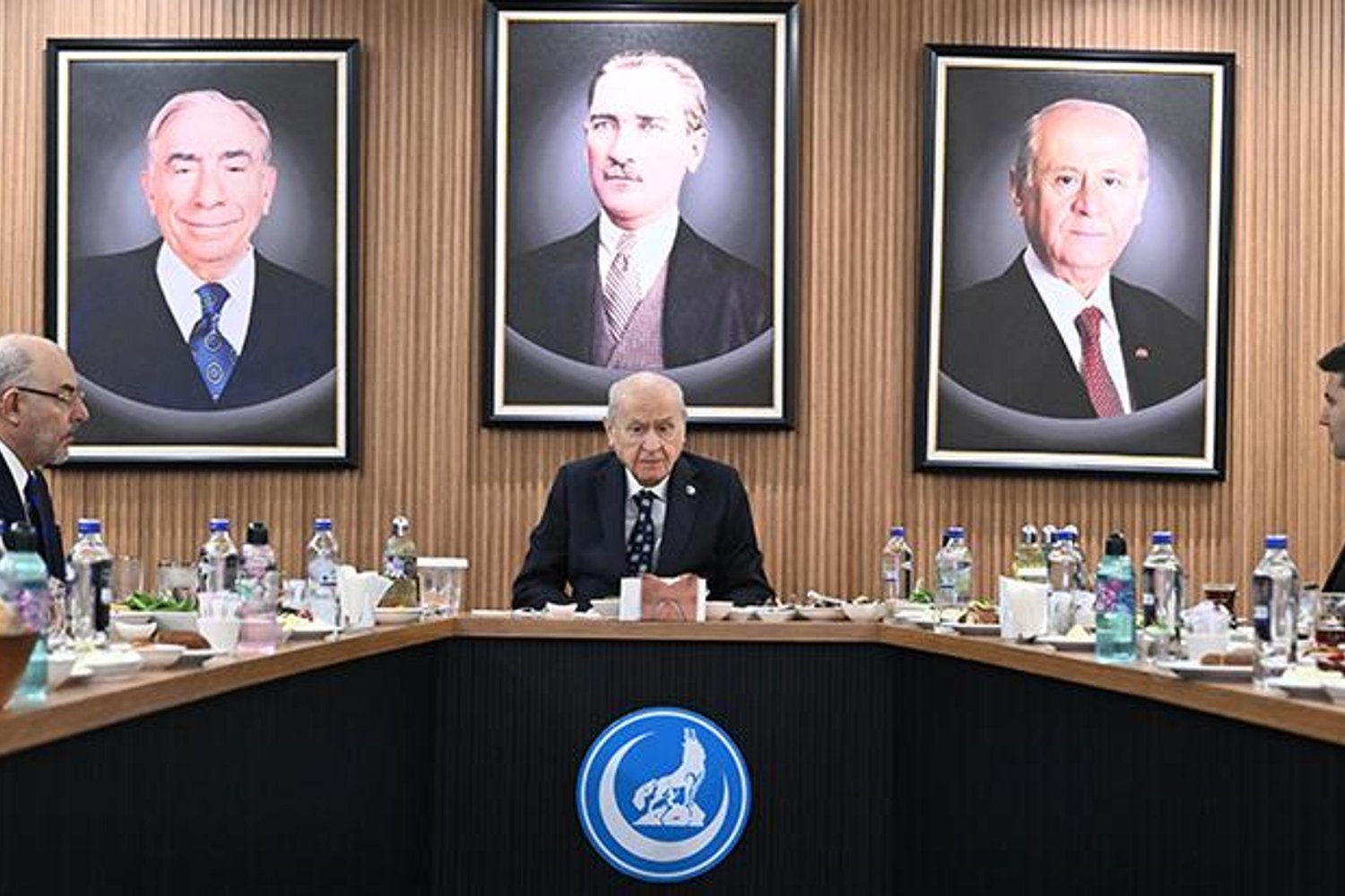Devlet Bahçeli Türkeş'in Anıt Mezarı Sonrası Ülkü Ocaklarıyla Buluştu