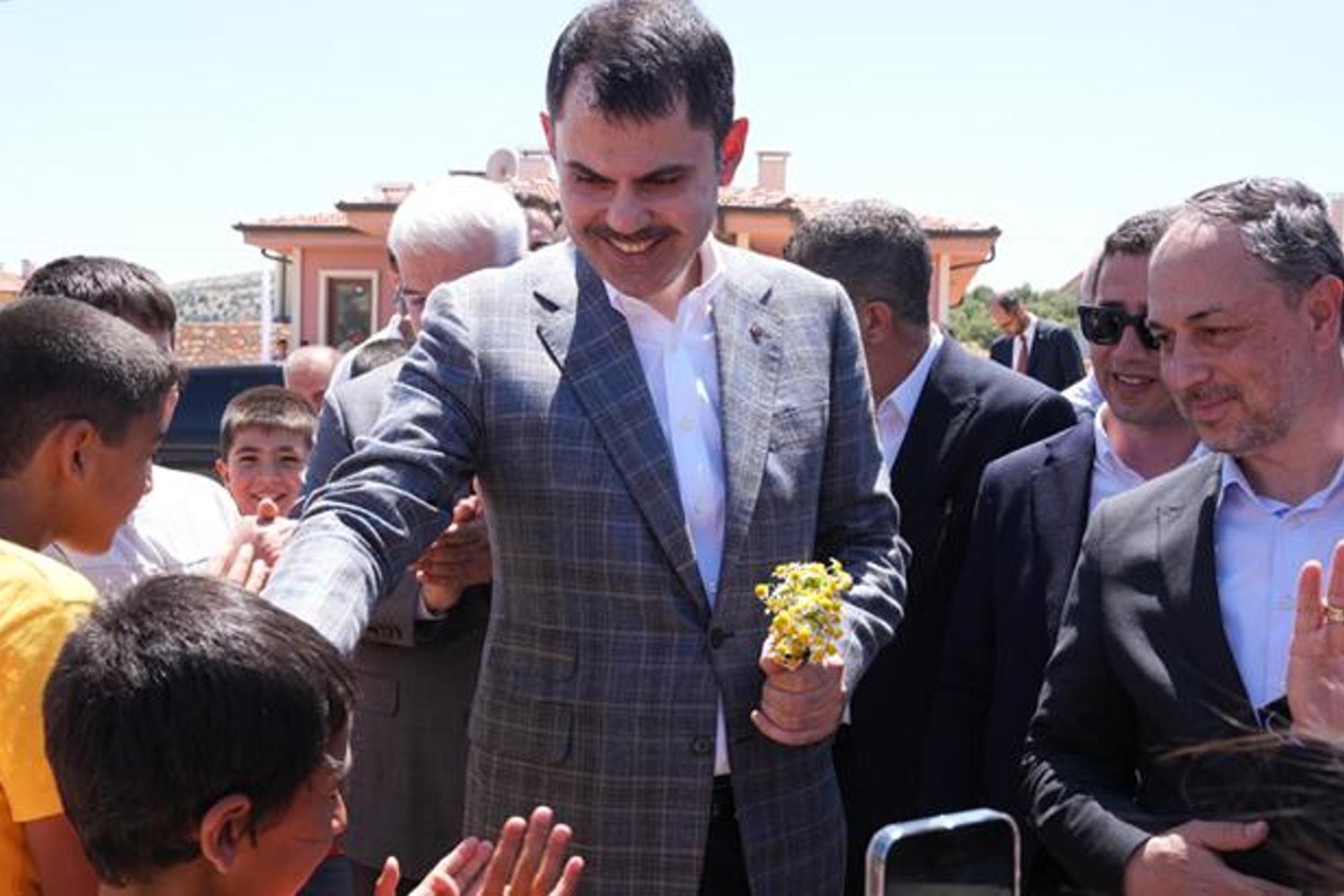 Deprem Kıyımına Uğrayan Zey Köyü Yeniden İnşa Edildi: Halı Saha ve Güzel Anılar