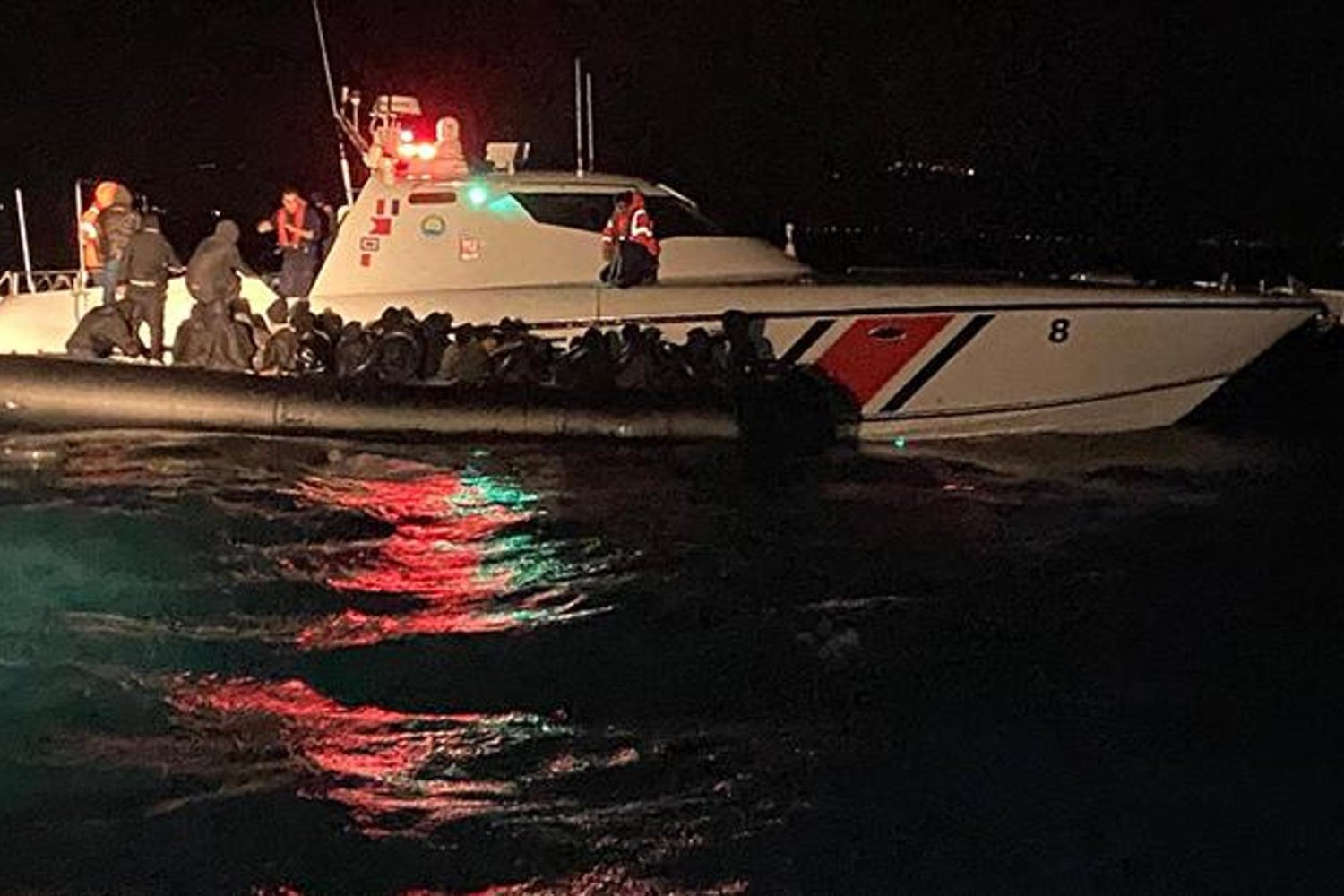 Açık Denizde Dalgın Düzensiz Göçmenleri Sahil Güvenlik Kurtardı