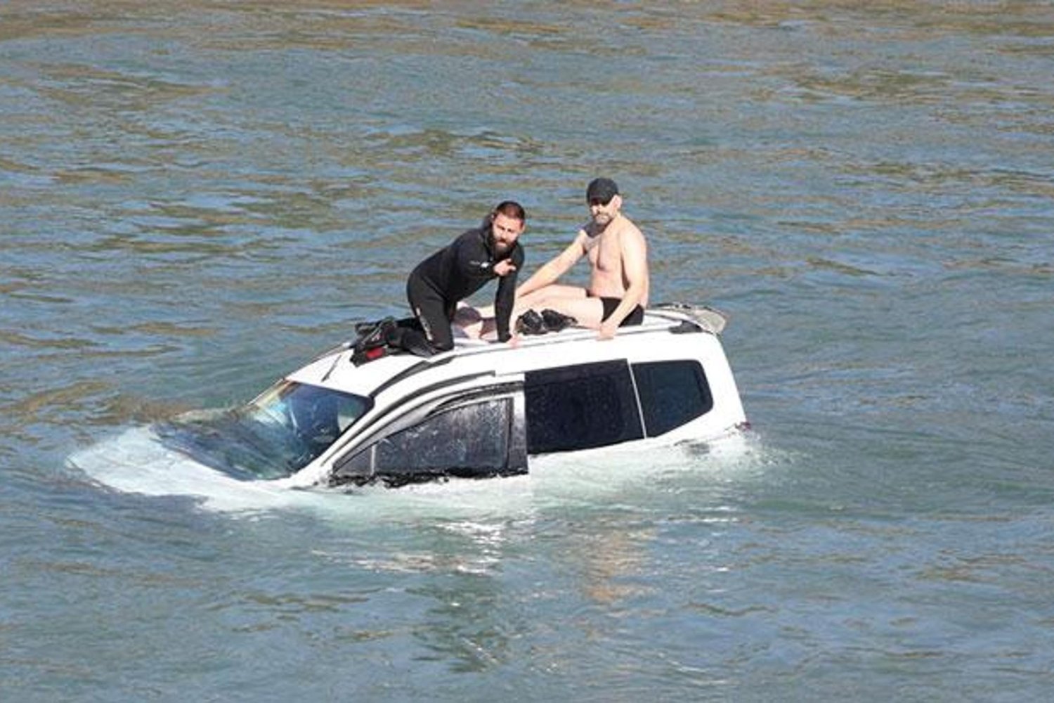 Tunceli'de Korkutan Köprü Kazası: 15 Metre Düşüş Sonrası Sürücü Kurtarıldı