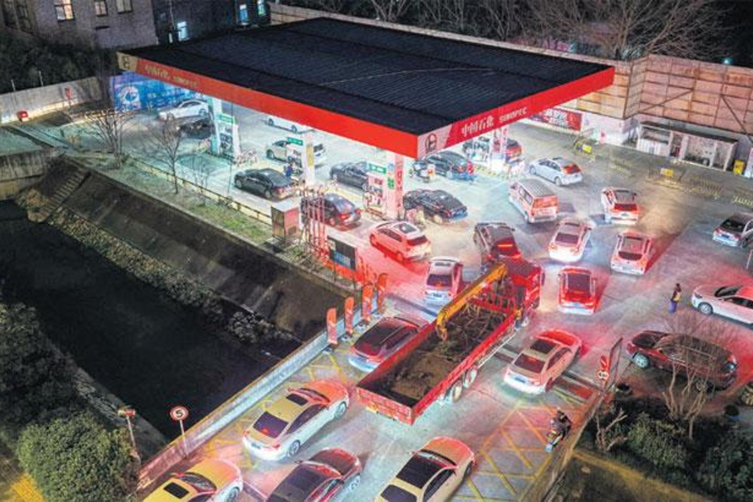 Petrol ve Enerji Piyasalarında Güncel Sürprizler: Fiyatlar Düşerken Global Riskler Artıyor