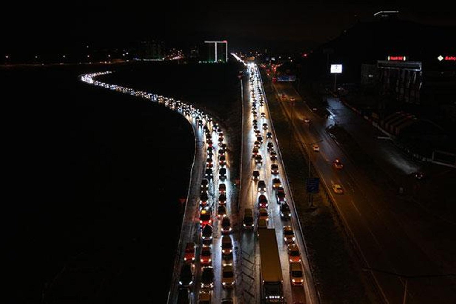 Kırıkkale'de Trafik Yoğunluğu Gün Sonuna Kadar Devam Etti: D100 ve D765 Yollarında Kuyruklar