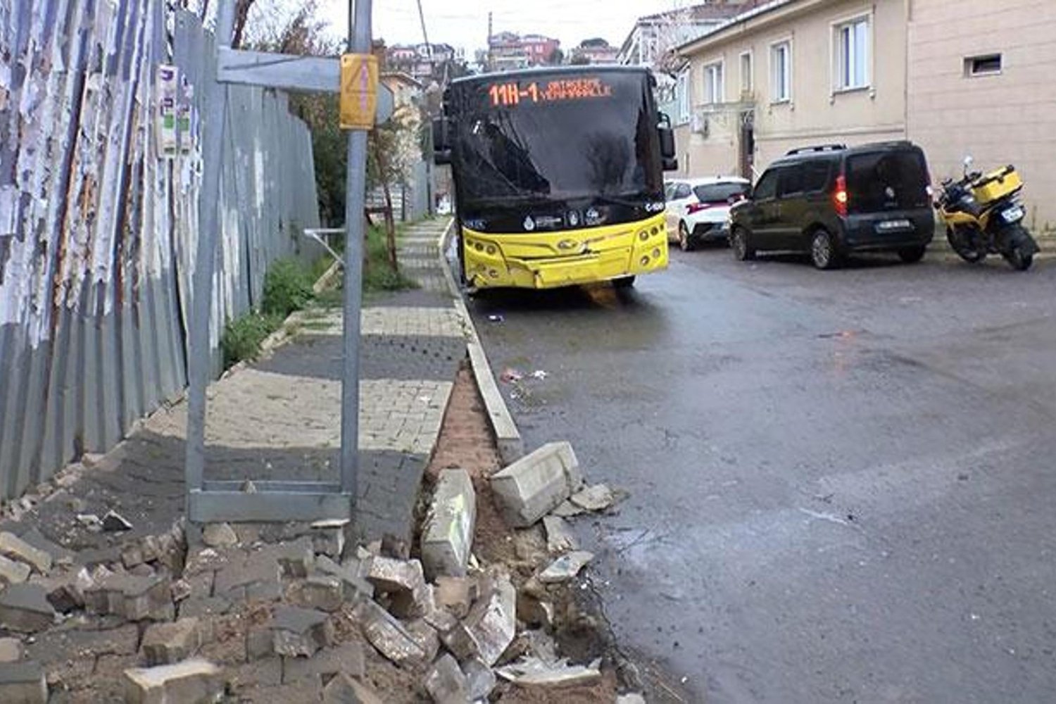 İETT Otobüsü Kaygan Yolda Kaldırıma Çarptı: 4 Yaralı