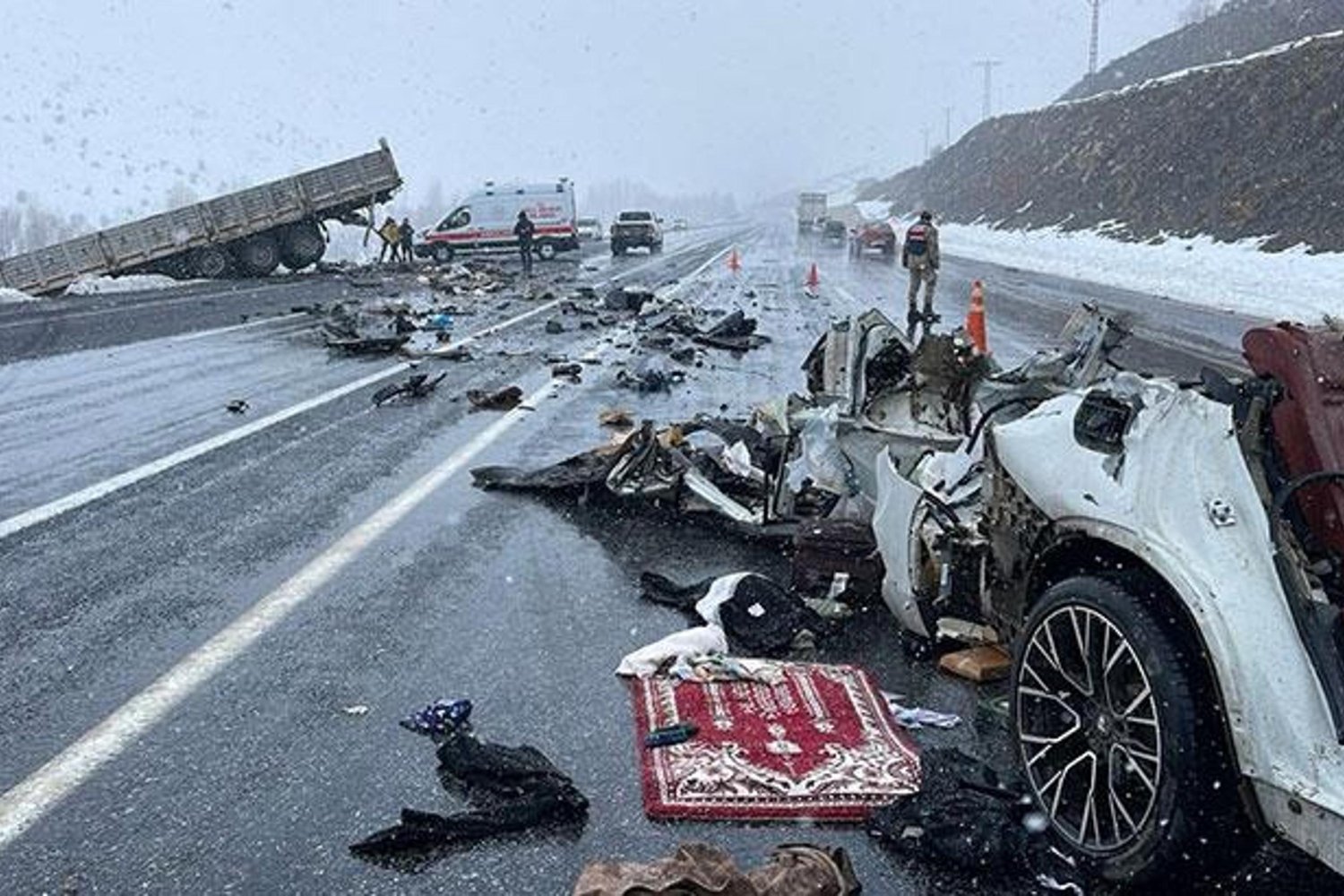 Van'daki Otomobil Kazasında 2 Kişi Hayatını Kaybetti: Detaylar Şok Edici