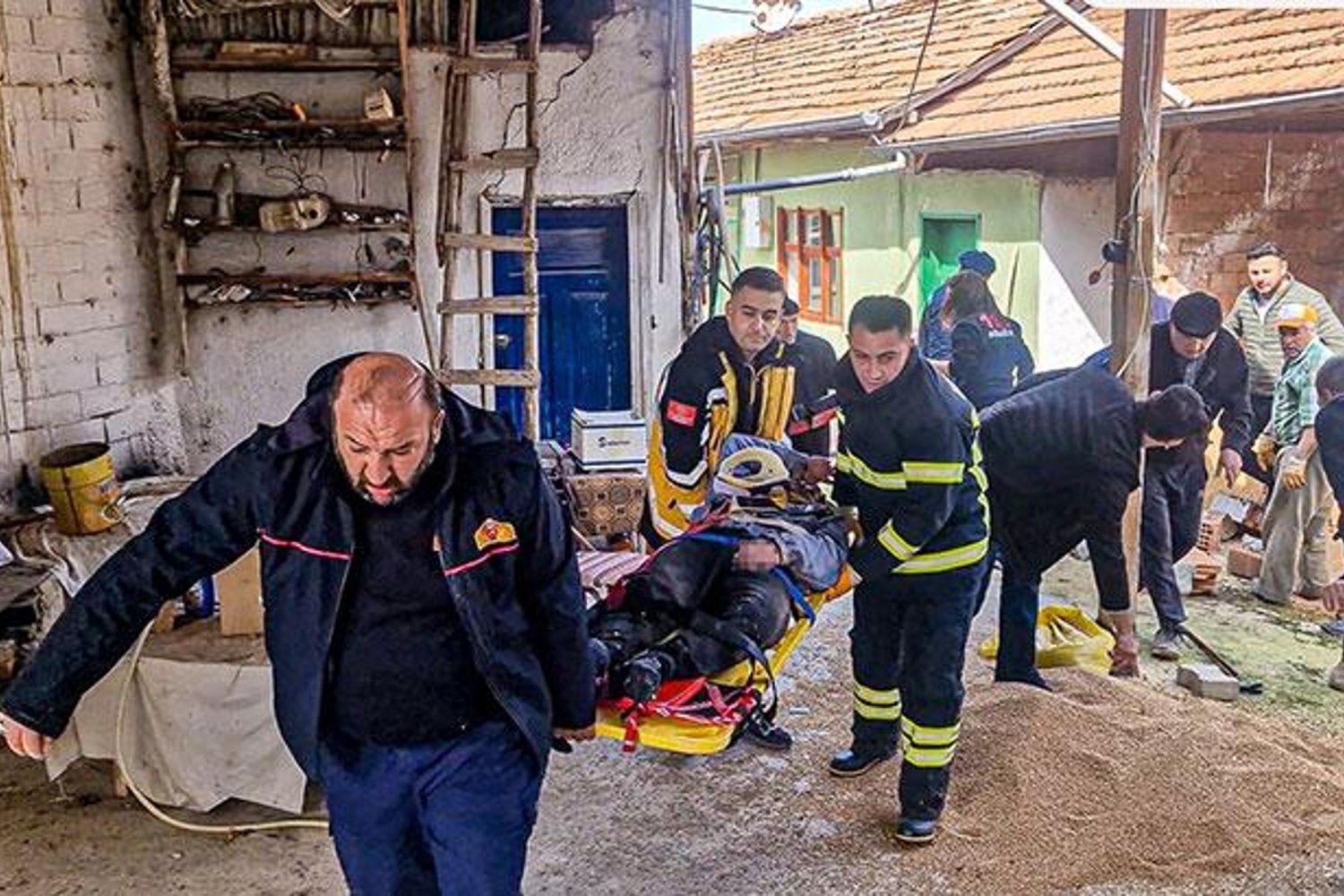 İzole Köyde Trajik Kaza: 14 ve 18 Yaşındaki Kardeşler Yaralandı