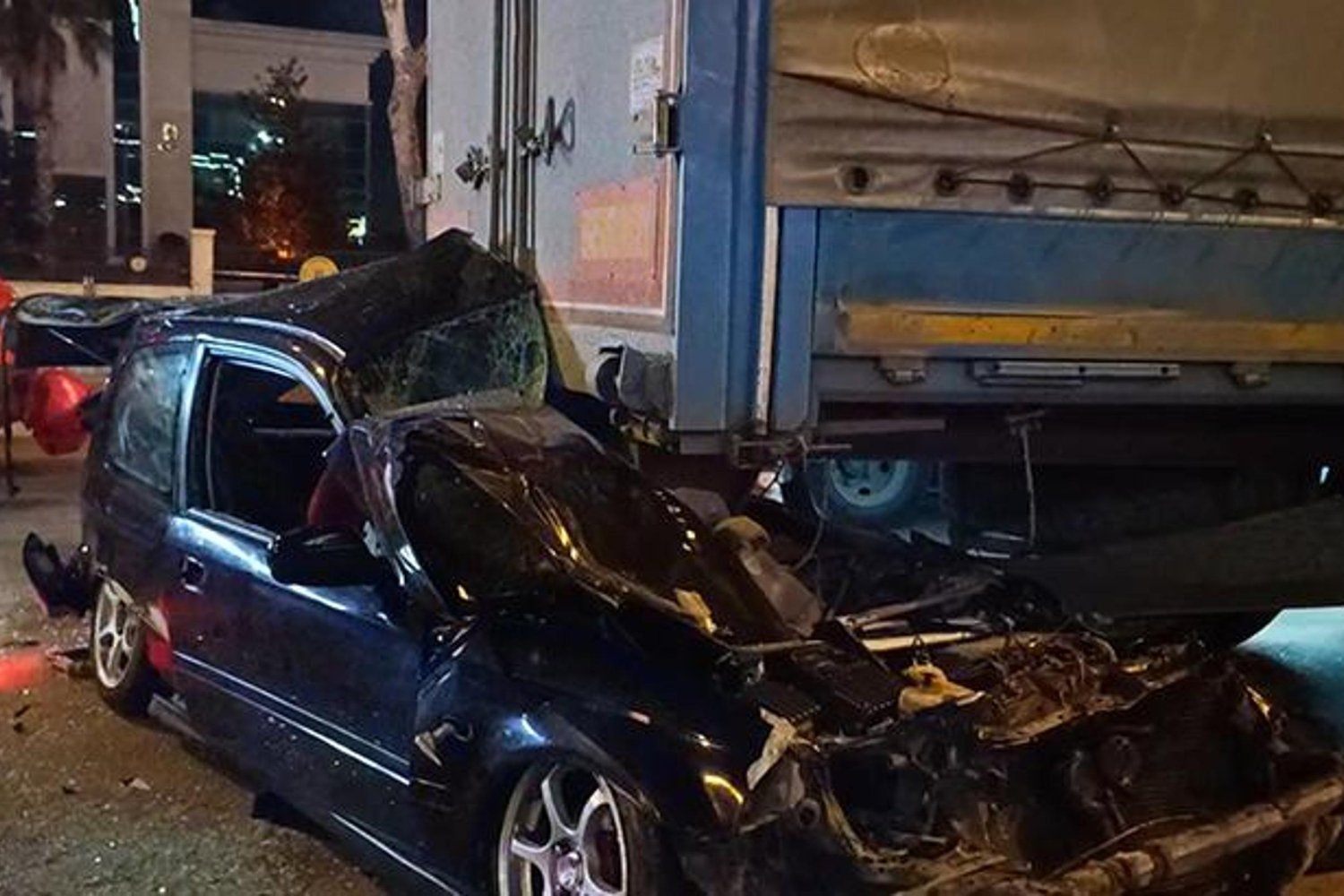 Kırmızı ışık ihlali sonrası otomobil TIR dorsesine girdi: Yaralılar var