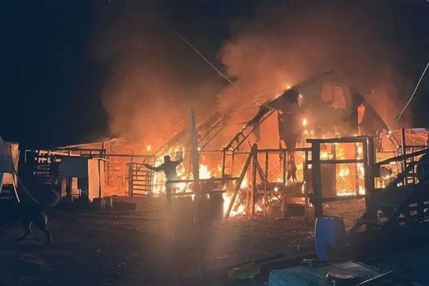 İnegöl’de Çiftlik Yangını: 580 Hayvan Telefon Oldu, 1 Büyükbaş ve 100 Küçükbaş Kurtarıldı