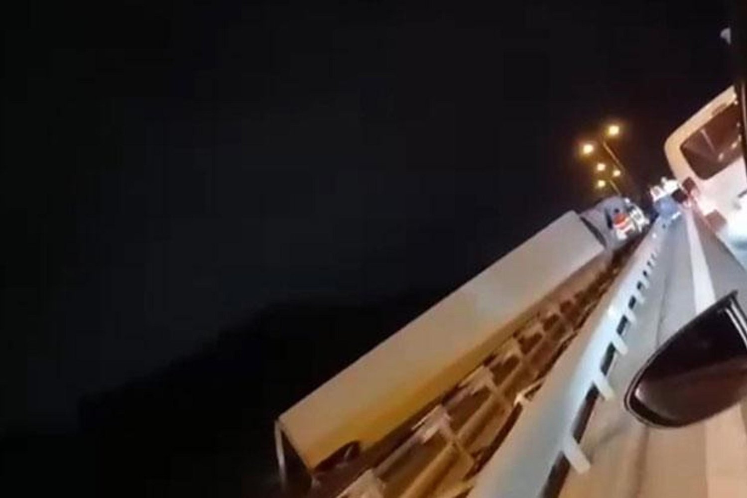 TEM Otoyolu'nda Devrilen TIR Kaldırıldı, Trafik Normala Döndü