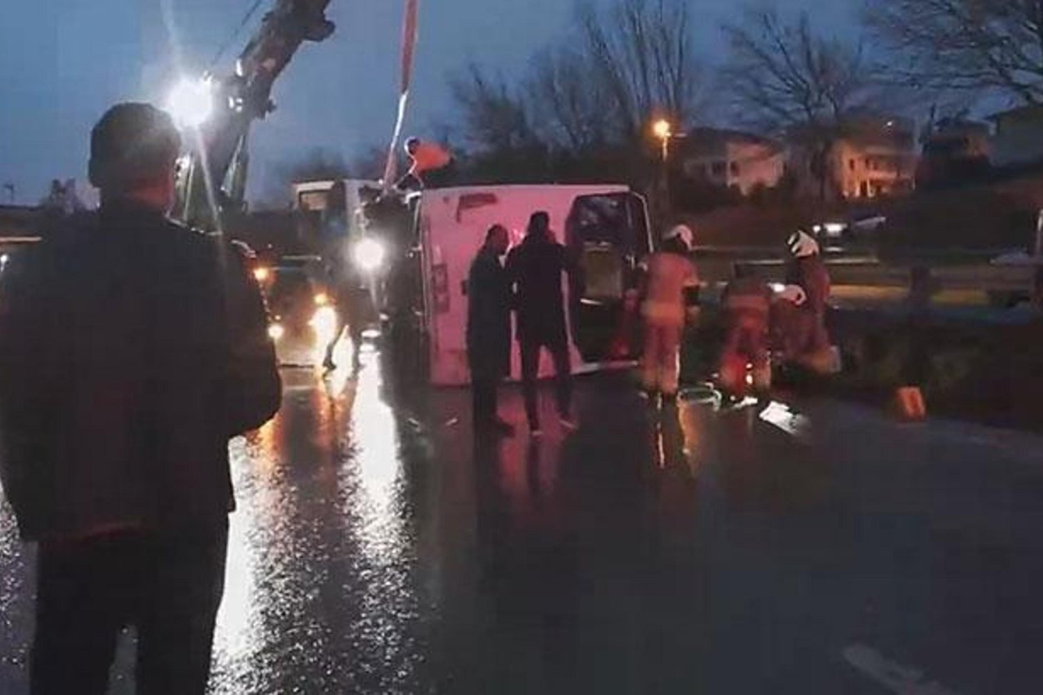 İstanbul Büyükçekmece Kazası: Servis Midibüsü Devirdi, 1 Ölü 9 Yaralı