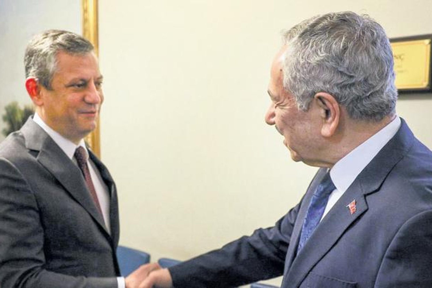 Arınç Ziyaretinde Gözlerden Kaçmayan Samimi Anlar ve Ramazan Tebriği