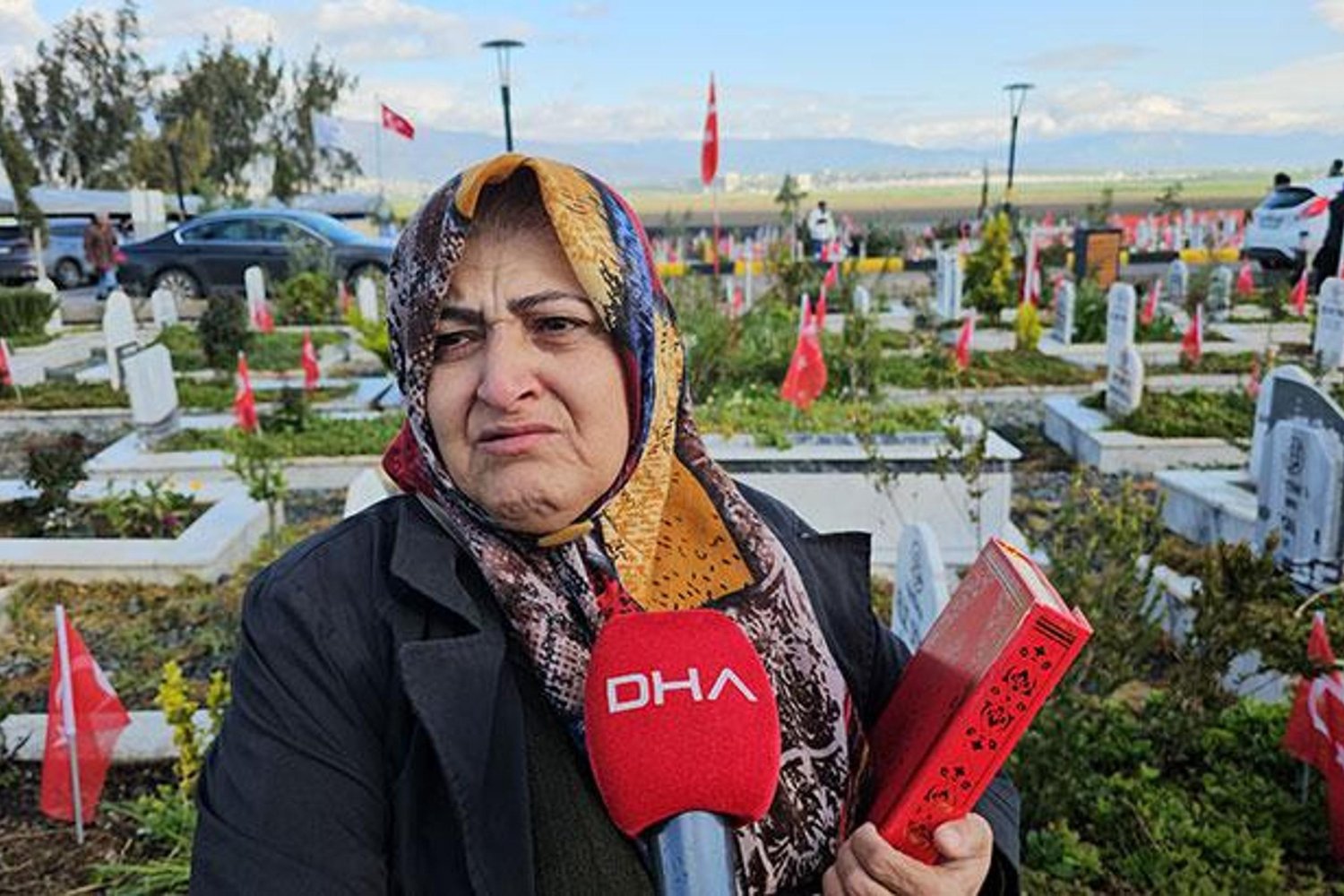 Hatay'da Depremden Sonra Mezarlıklar Bayramda Ziyaretçi Akınına Uğradı