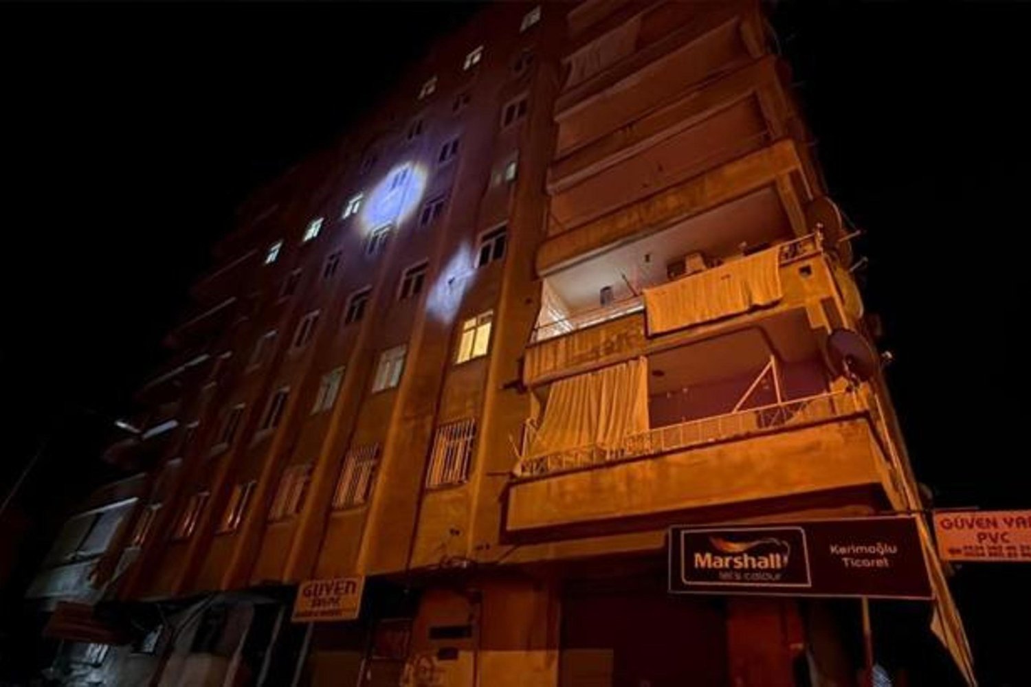 Diyarbakır'da Taşıyıcı Kolonlardan Ses Gelmesiyle Bina Boşaltıldı