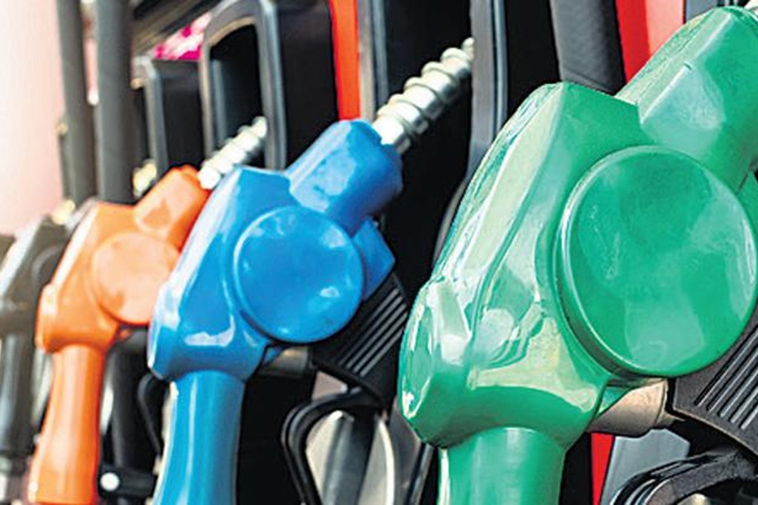 Petrol Fiyatları Krizi Derinleşiyor: Ülkeler ve Dünya Alarmda