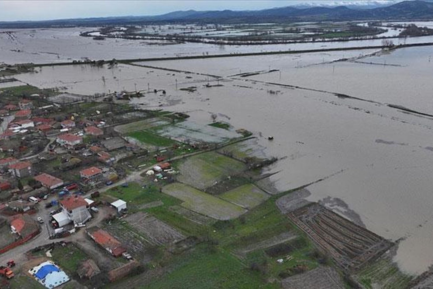 Edirne'de Tunca Nehri Kıyısında Toprak Kayması Şok Etkisi Yaratıyor