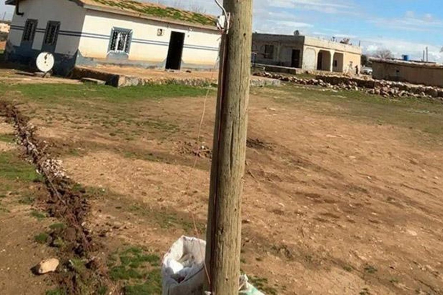 Kaçak Elektrik Şebekesini Ahşap Direğin İçine Gizlemişler