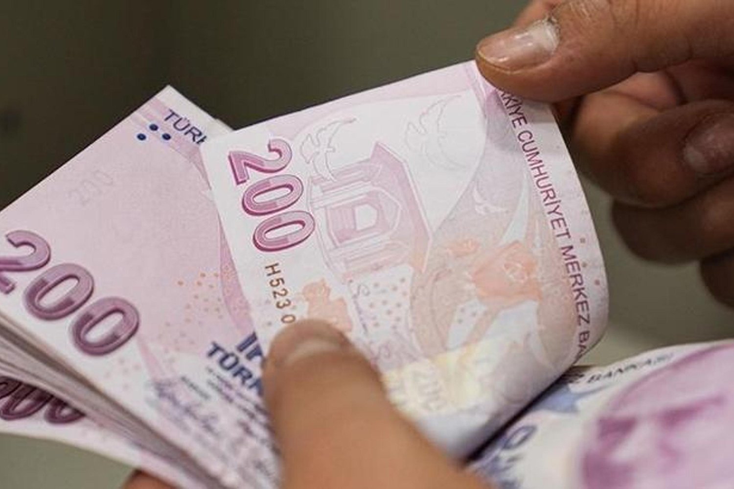 Bayramlar Esnaf İşlerini Canlandırıyor: 2024 Ciro Tahmini ve Uyarılar