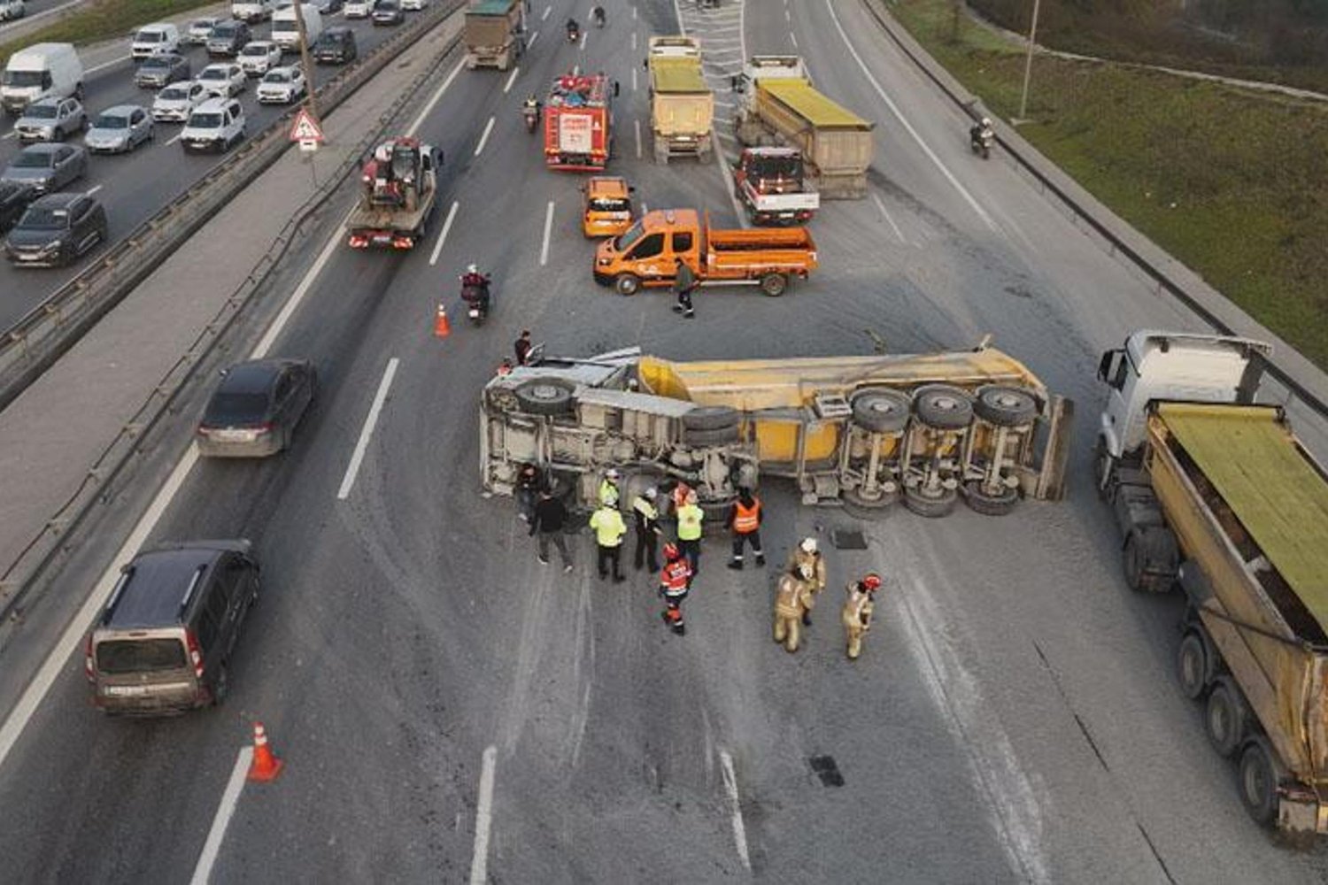 TEM Otoyolu'nda Trafik Yoğunluğu, Sağlık ve Polis Sevkiyatları Sürüyor