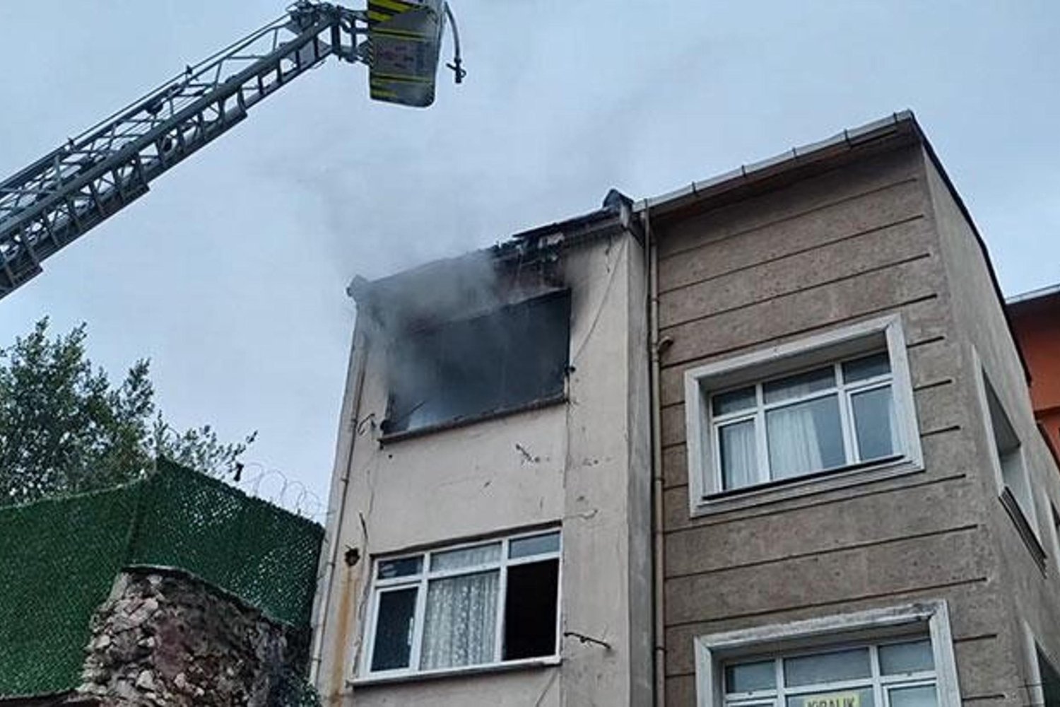 Fatih'te Yangın: 1 Ölü, 5 Yaralı Olayı Büyülüyor