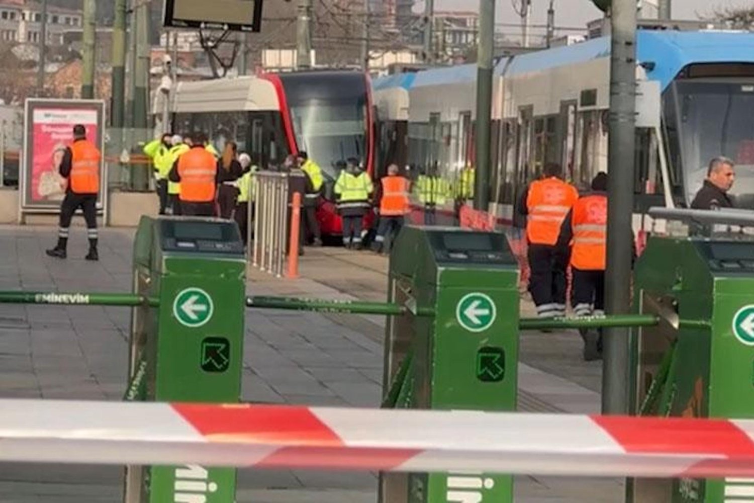 İstanbul Tramvay Kazası: Raydan Çıkan Tramvay Seferleri Aksadı