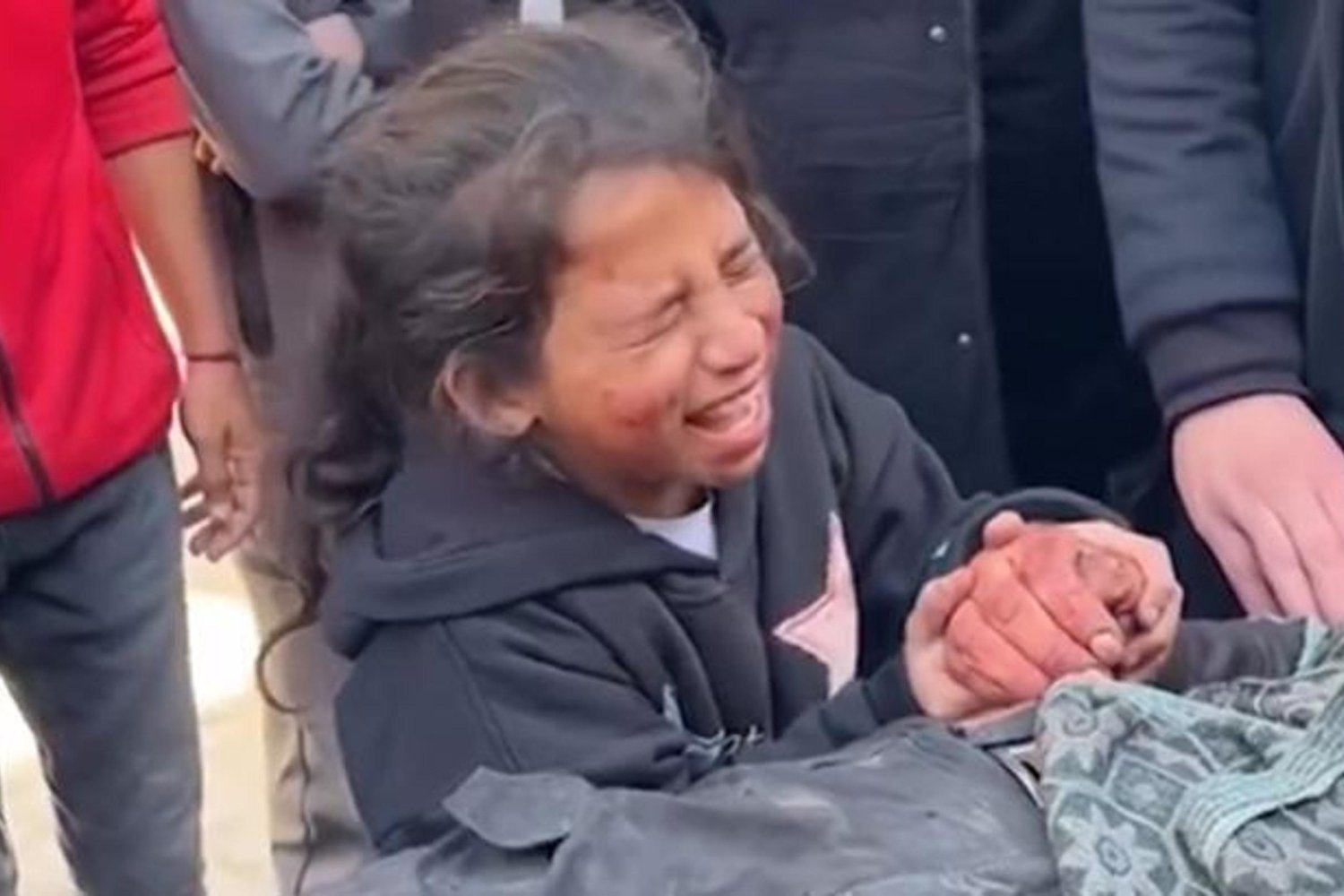 Filistinli Kardeşler ve Babaları İsrail Saldırısında Hayatını Kaybetti