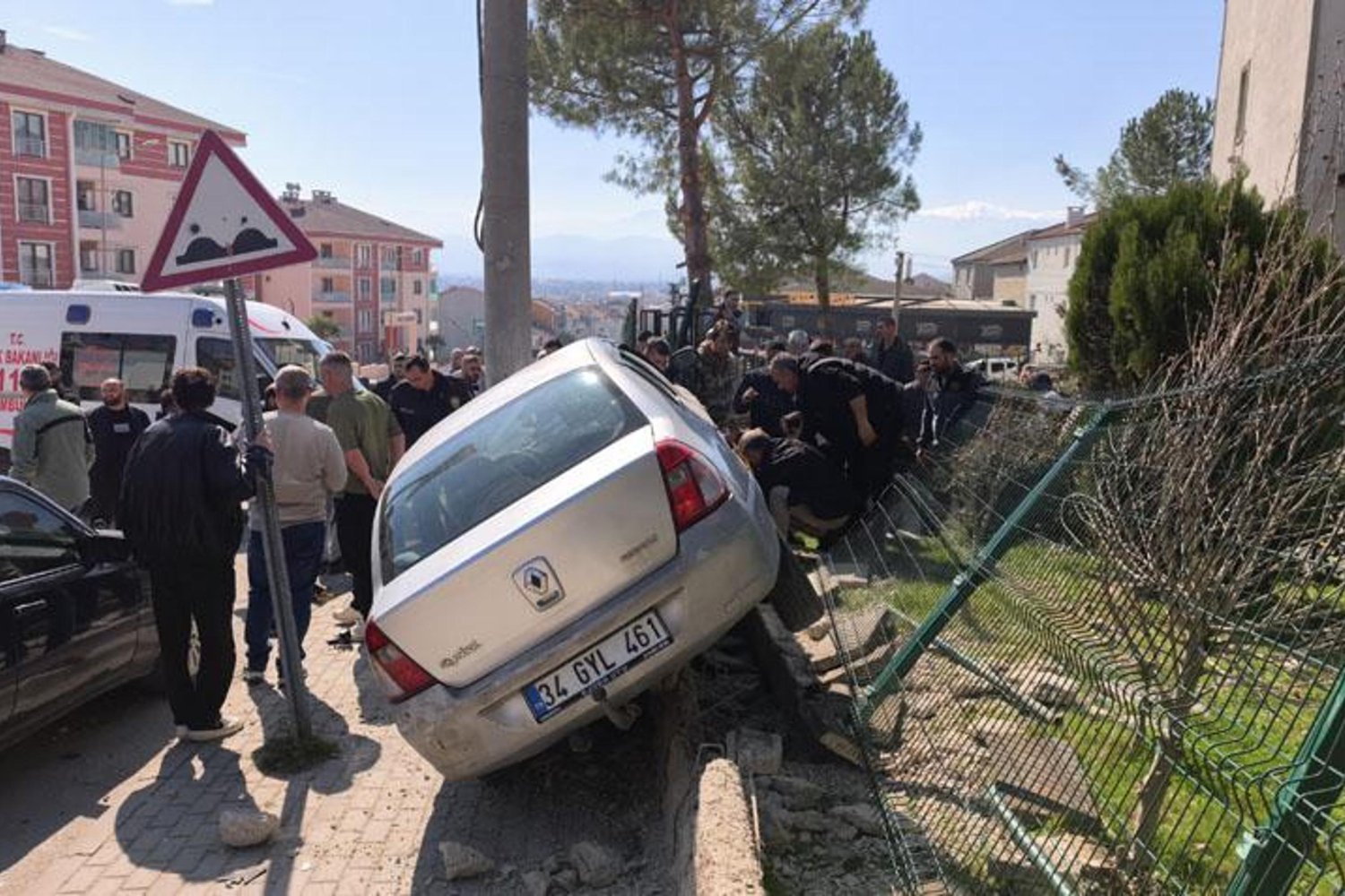 İnegöl’de Yokuşta Kontrolden Çıkan Araç Faciası: 1 Ölü 2 Ağır Yaralı