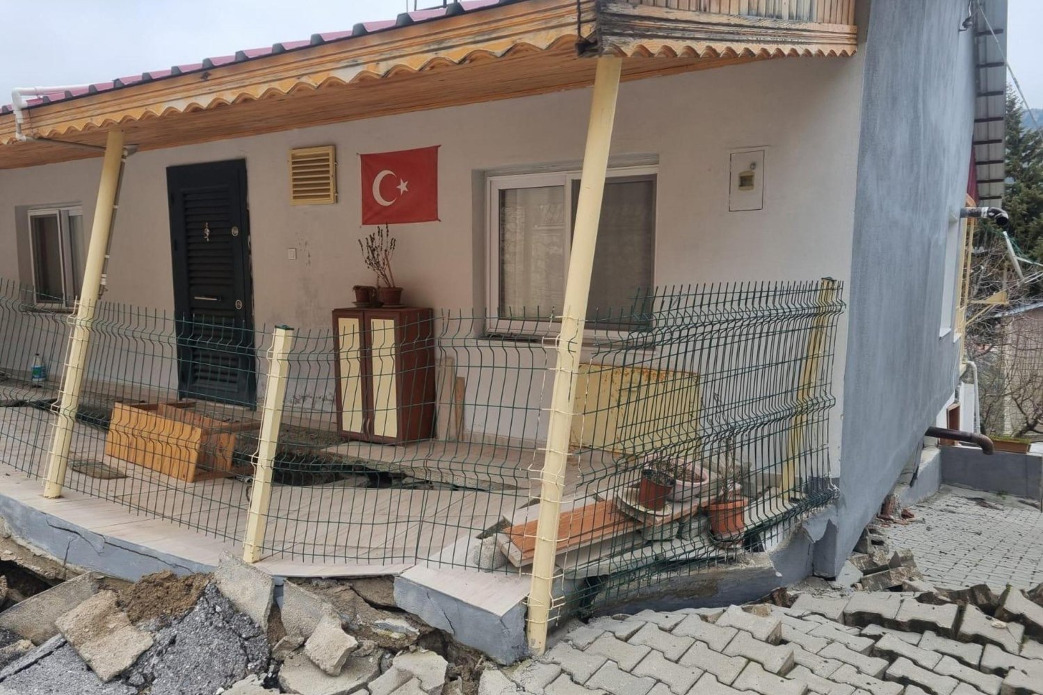 Mersin'de Toprak Kayması: Evler Zarar Gördü, AFAD Gözlemde