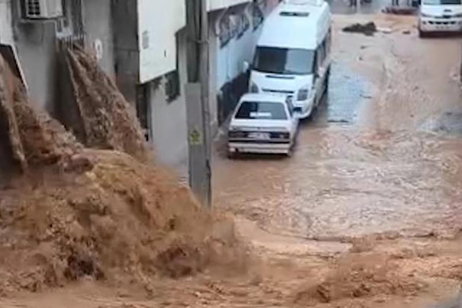 Şanlıurfa'daki Sağanak ve Selle Yaygın Etkiler: Çok Sayıda İlçe Zor Durumda