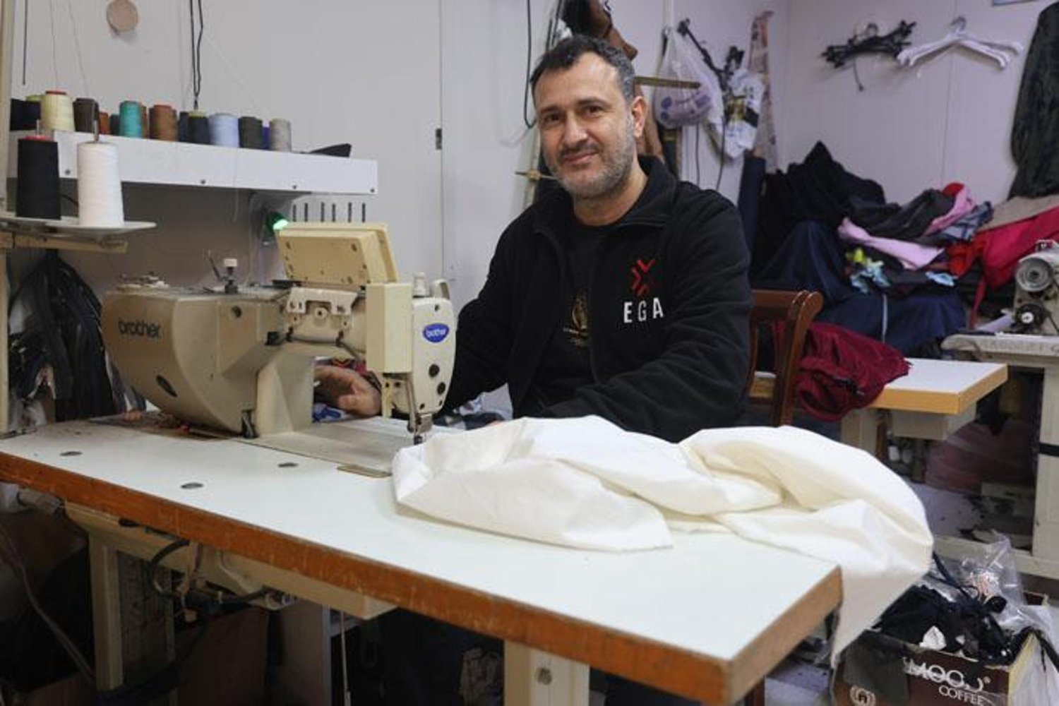 Depremin Ardından Terzinin Esprili Sözleri Viral Oldu: 'Kefene Cep Dikerim' Yazısıyla Cimri Müşterilere Mesaj!