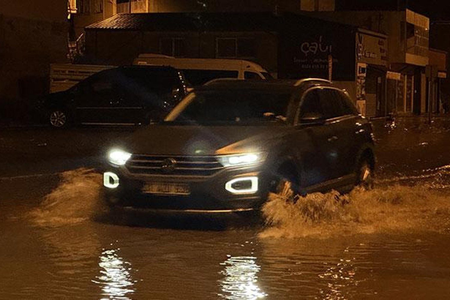Hatay’da Sağanak Felaketi: Yollar Mahsur Kaldı, Ekipler Seferber Oldu