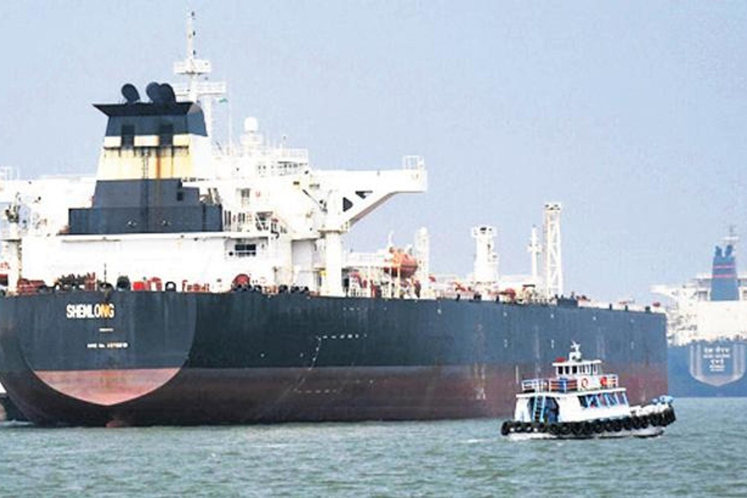 Hürmüz Boğazı’nda Gemi Ticareti Krizi: Yaklaşık 1900 Gemi Mahsur Kaldı