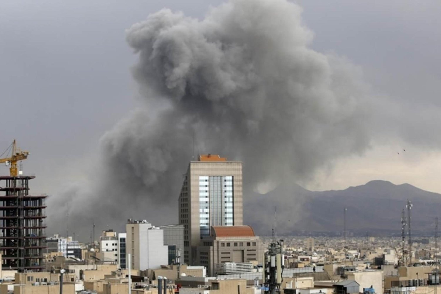 İran'ın ABD Üzerine Düzenlediği Saldırılar Artarken, Bölgedeki Tesisler ve Askerler Hedefte