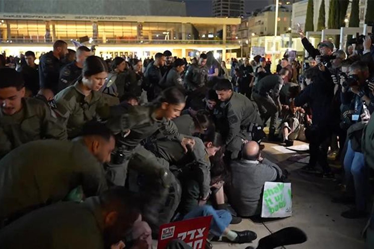 İsrailli Protestocular İran ve Savaş Karşıtı Çağrılarla Tel Aviv'de Ayakta