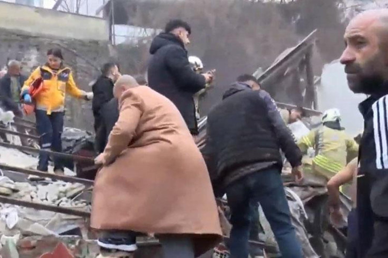 Ünlü Şarkıcı Eylem Yücesoy'dan Hayranlarına Sürpriz: Yeni Albüm Geliyor!