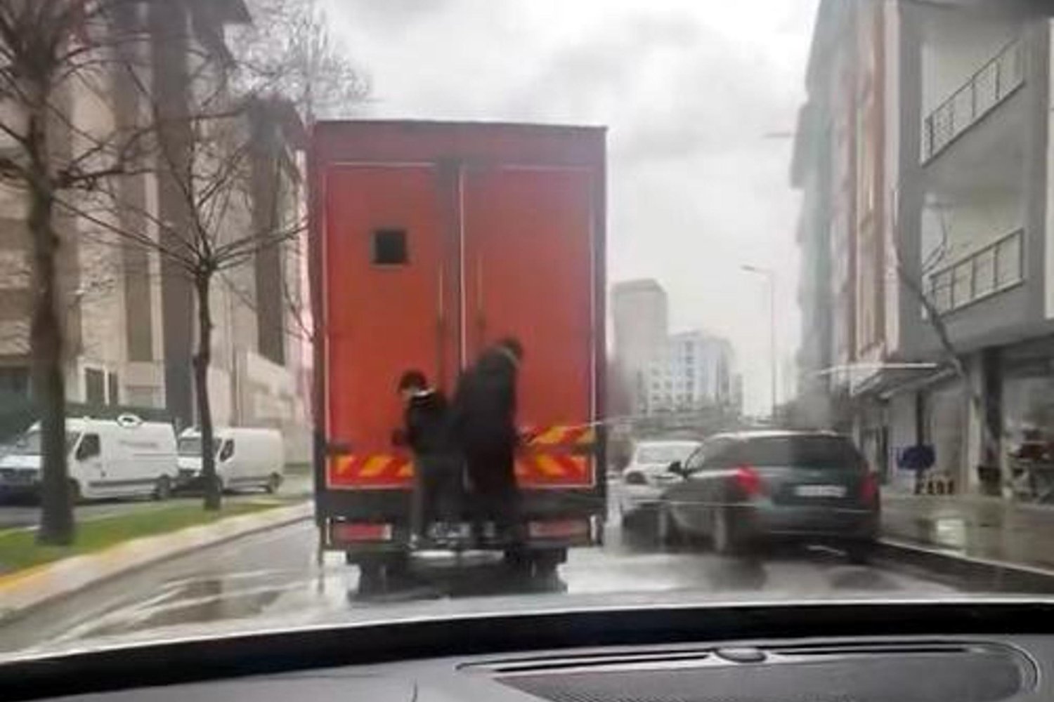 Esenyurt'ta Tehlikeli Otobüs ve Kamyon Yolu Güvenliği Tehdidi