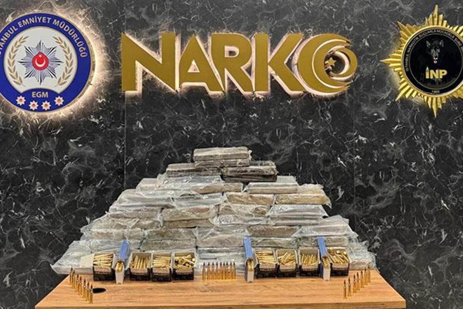 İstanbul'da 57 Kilo Kokain ve Kaçak Otomobil Parçaları Ele Geçirildi