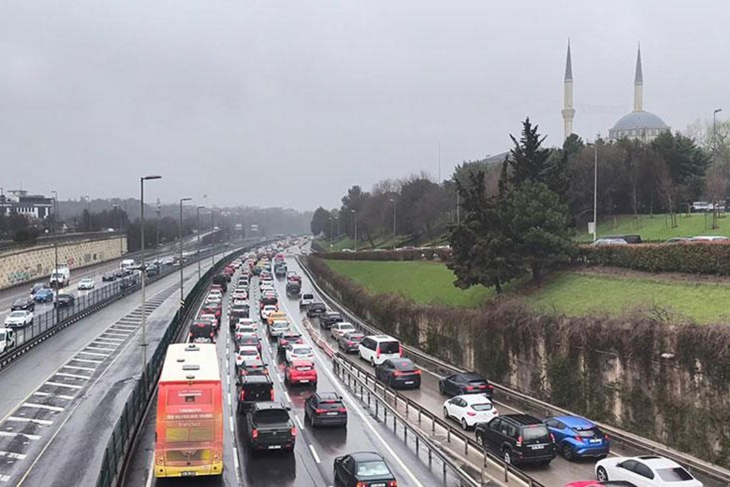 İstanbul'da Bayram Trafik Yoğunluğu: Anadolu Yakası yüzde 72 ile Zor Anlar Yaşattı