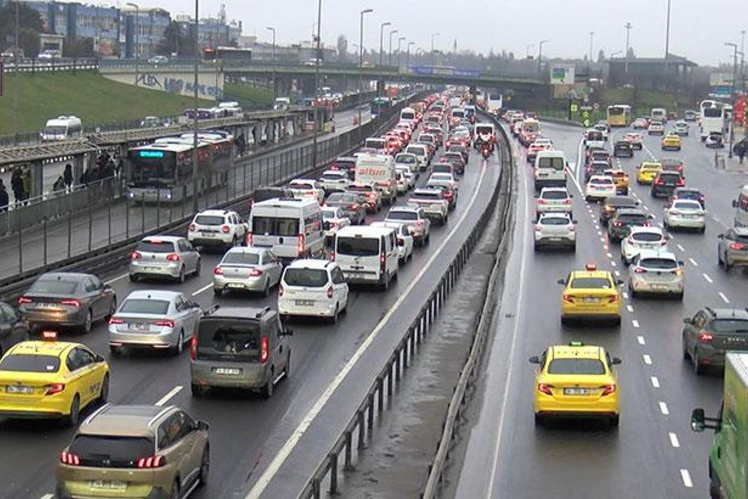 İstanbul'da Bayram ve Tatil Sonrası Trafik Yoğunluğu Çarpıcı Noktalarıyla Açıklandı