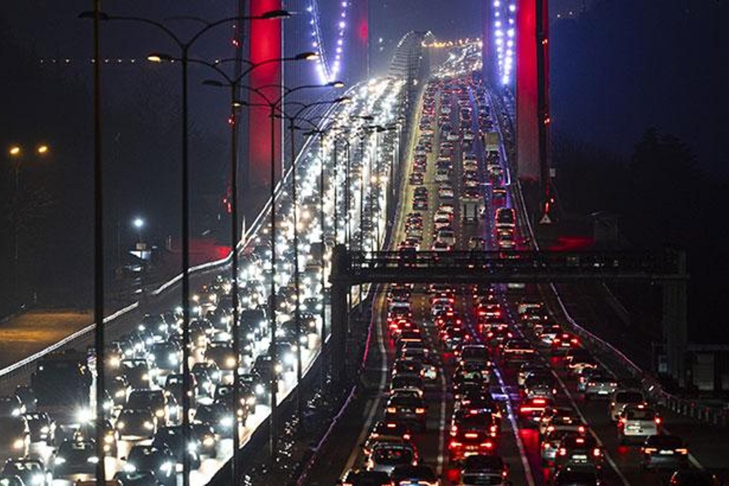 Bayram Dönüşü Trafik Çilesi: 43 İl Çapında 40 km'yi Aşan Trafik Kuşatması