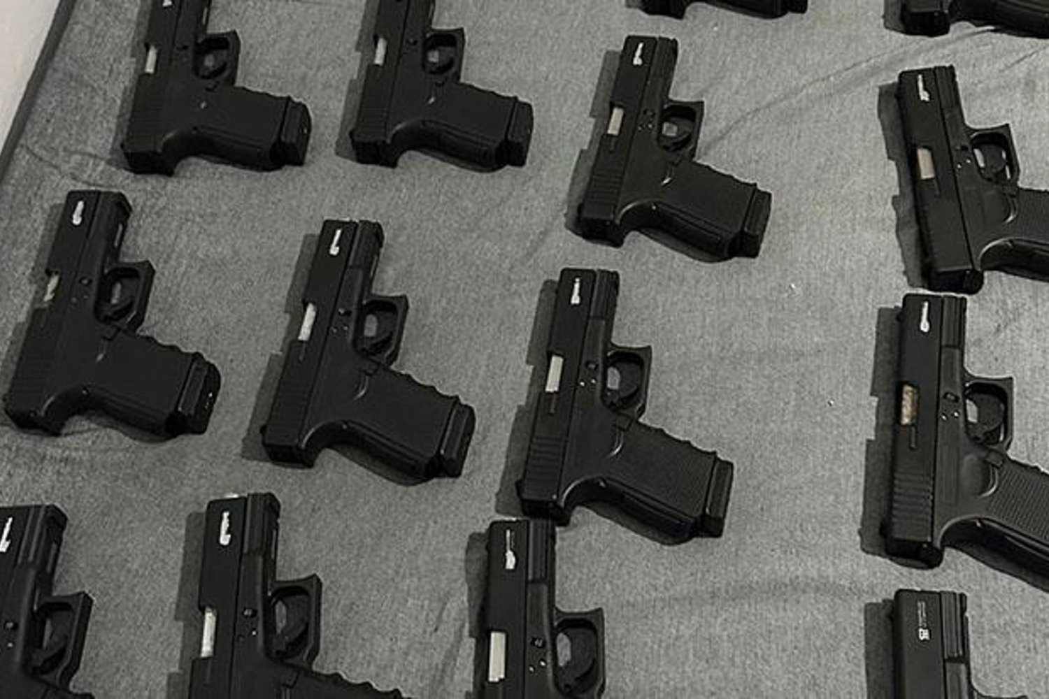 Kaçak Silah Ticareti İstanbul Polisi'nden Şok Operasyon: 13 Kurusıkı Tabanca Ele Geçirildi