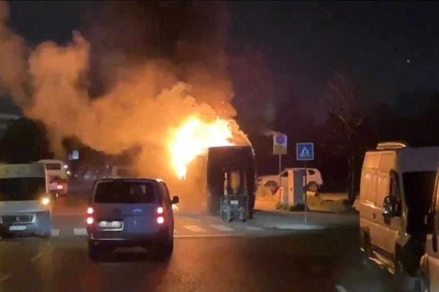 Yangın Güvenlik Alarmını Çaldı! Midibüsteki Alevler Kısa Sürede Kontrol Altına Alındı