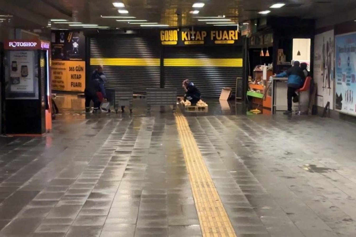 İstanbul'da Yağış Etkisi: Mecidiyeköy Metrolu Alt Geçidi Su Baskınına Uğradı