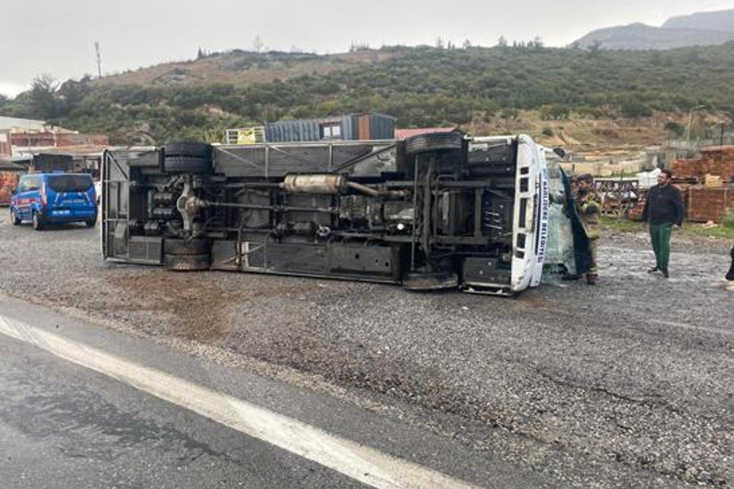 İzmirde Feci Kaza: Narlıdere Belediyesinin Otobüsü Kaygan Yolda Devrildi