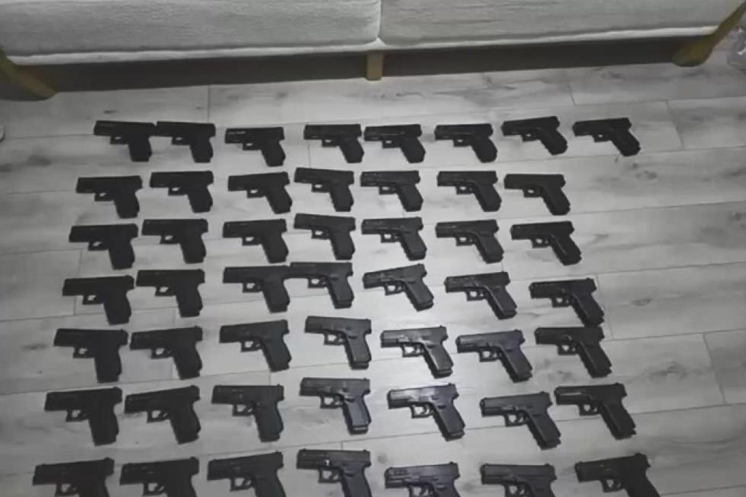 İstanbul'da Kaçak Silah Operasyonu: 50 Tabanca Ele Geçirildi