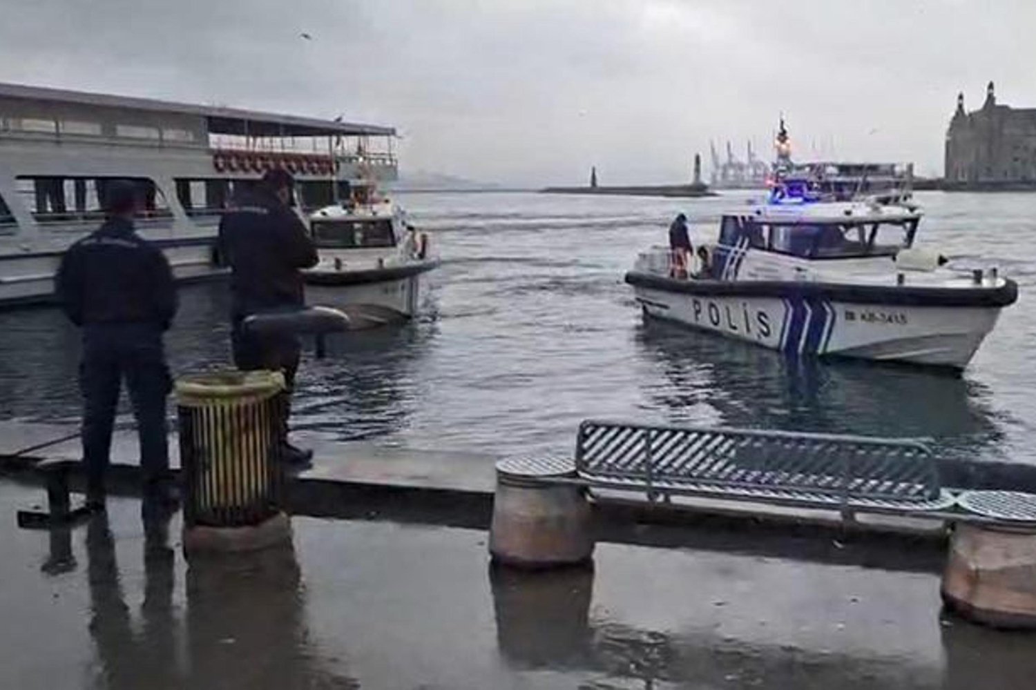 Kadıköy Rıhtım'da İnsan Akılalmaz Olay: Denizden Ceset Çıkarıldı