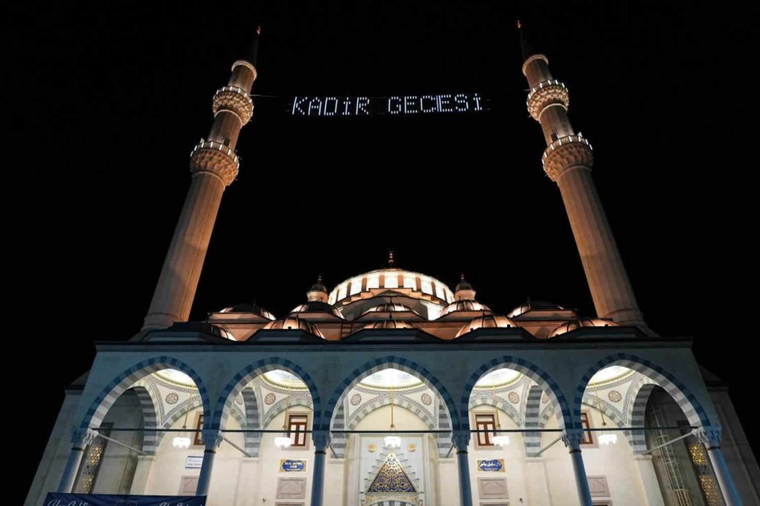 Kadir Gecesi Vakti: Kur'an'ın İndirilme Günü Kutlu ve Hayırlı