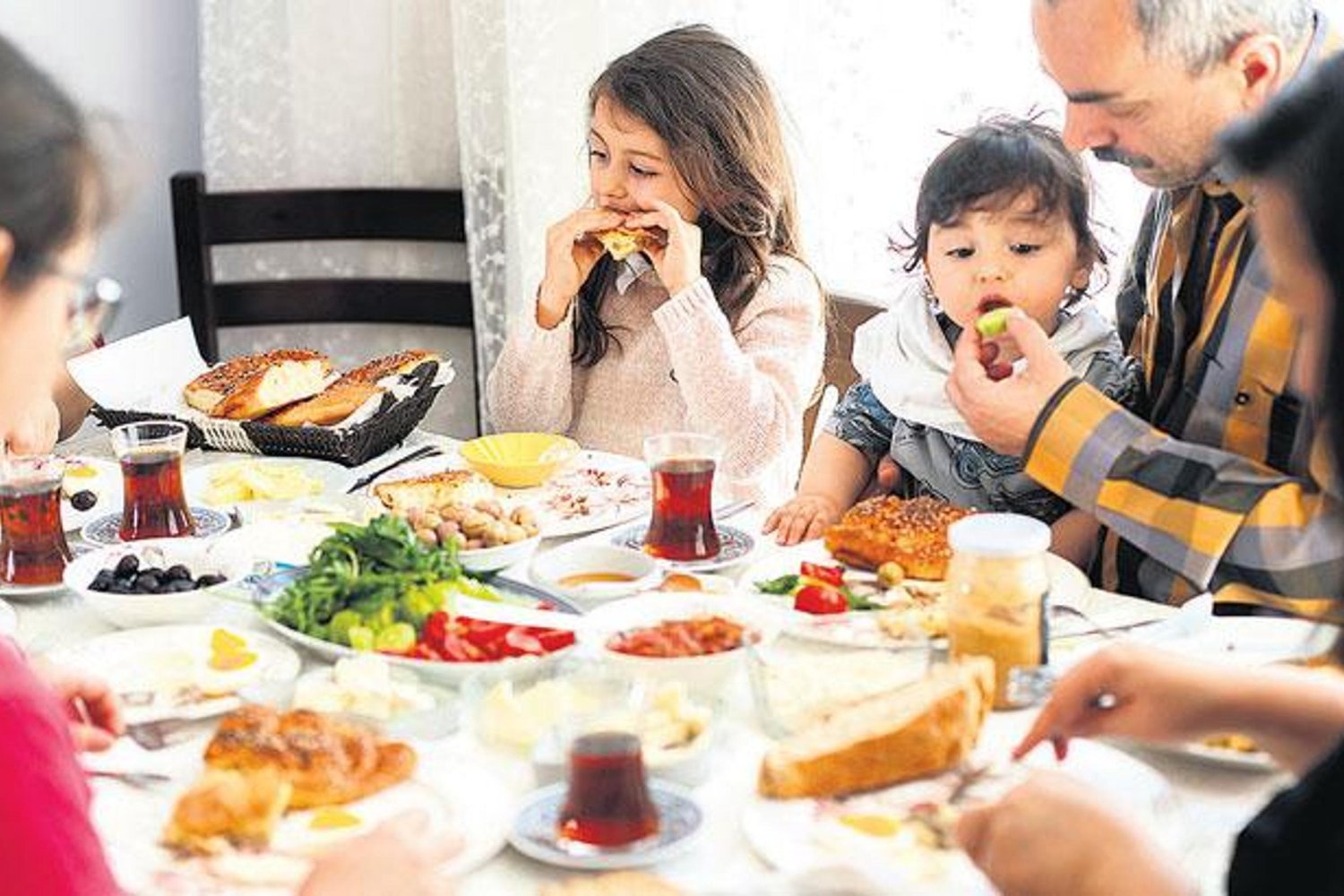 Ramazan Bayramı Beslenme Tavsiyeleri: Sağlıklı Tatil İçin Altın Kurallar