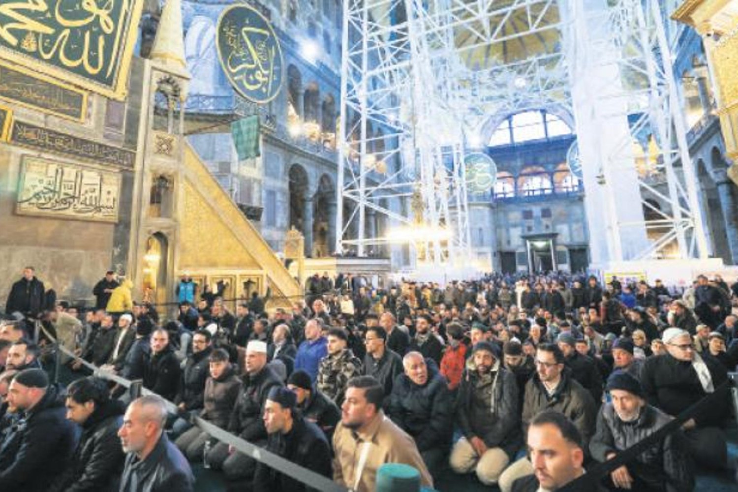 Ramazan Bayramı Türkiye'de Coşkuyla Kutlandı: Camiler Dolu,Şehitlikler Ziyaret Edildi
