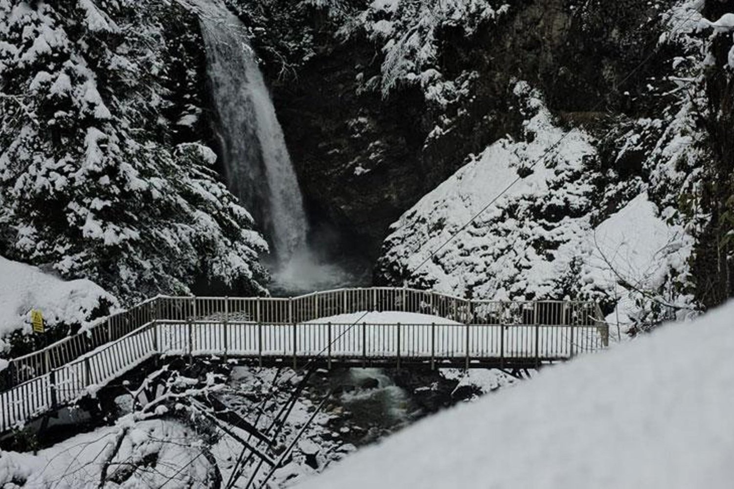 Kar Yağışıyla Rize'de 21 Köy Yolu Ulaşıma Kapandı! Çamlıhemşin'de Büyüleyici Manzaralar